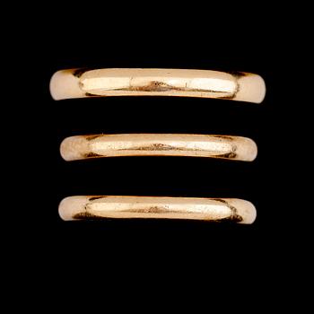 RINGAR, 3 st, 18K guld, 1900-talets mitt. Total vikt ca 12 g.