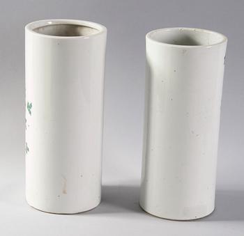 PENSELVASER, 2 st, porslin, Kina, 1900-tal.