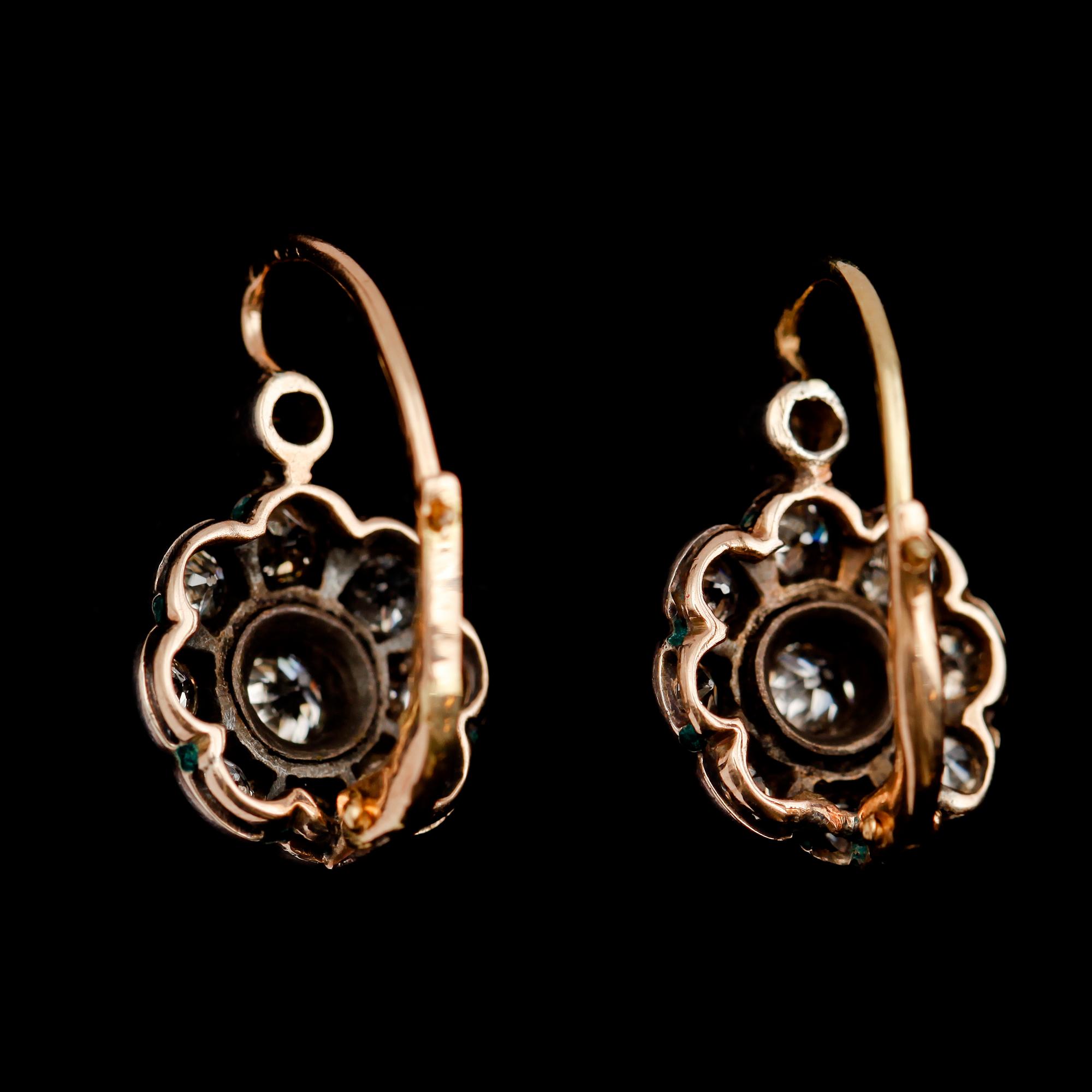 ÖRHÄNGEN, 1 par, 18 k guld, diamanter tot ca 1.20 ct, 1900-talets första hälft.