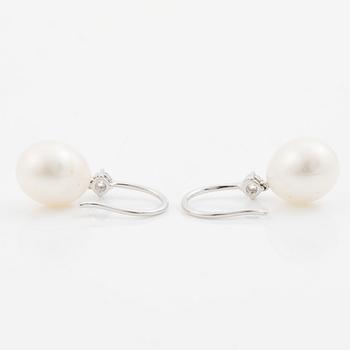 Earrings 18K white gold with cultured pearls and brilliant-cut diamonds.