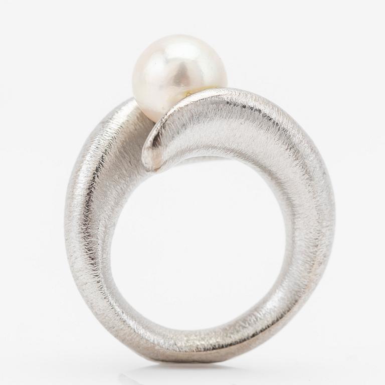 Ole Lynggaard, ring, 18k white gold with pearl.