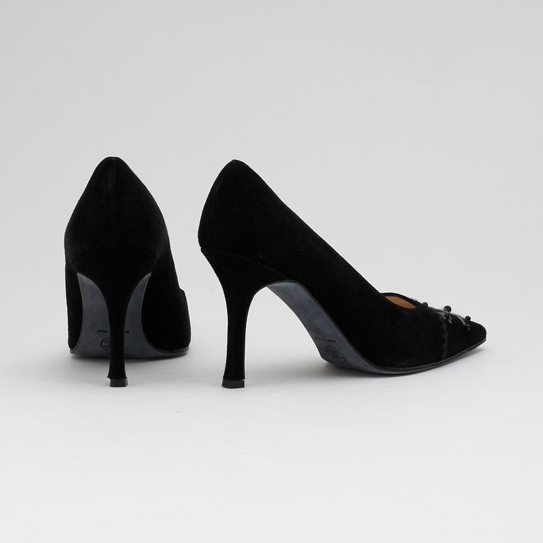 CHANEL, a pair of black lady's shoes.