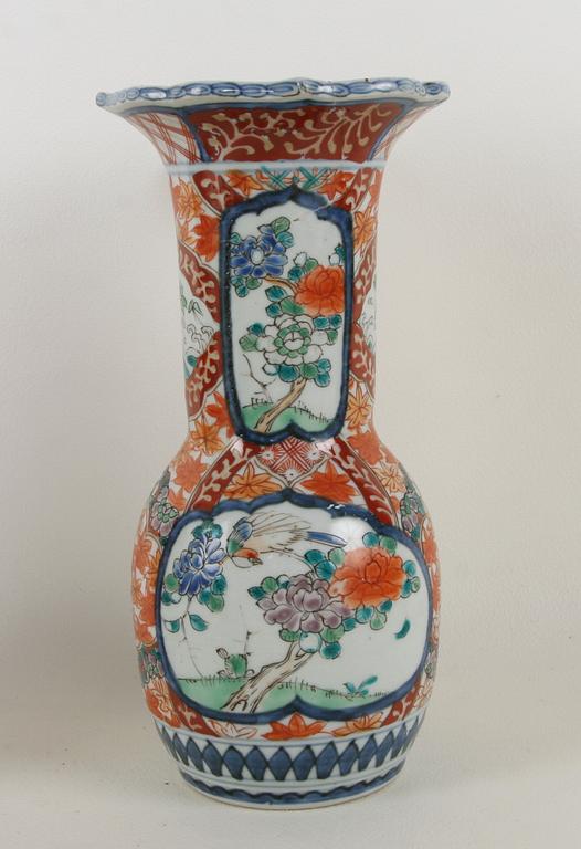 VASER, 3 st och URNA MED LOCK, porslin, Kina/Japan, 1900-tal.