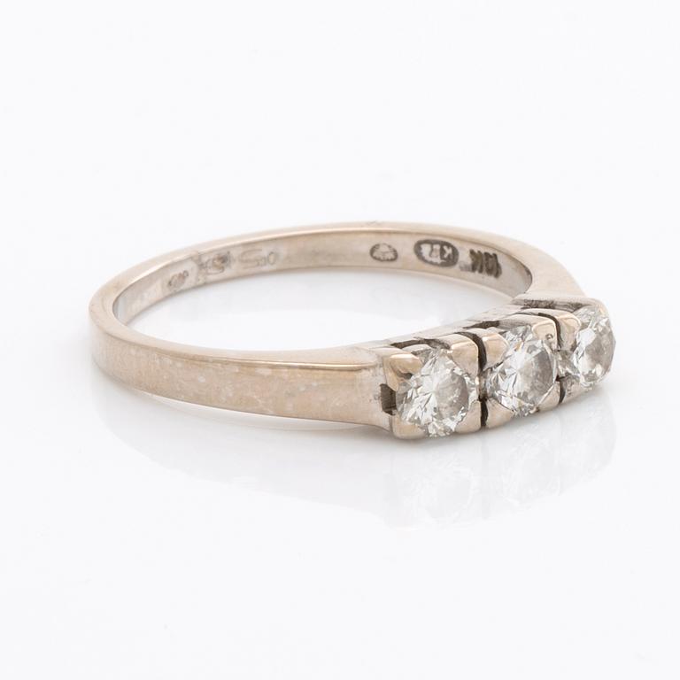 RING 18K whitegold 3 brilliant-cut diamonds 0,58 ct in total inscribed.