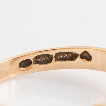 Gold and small brilliant cut diamond ring.