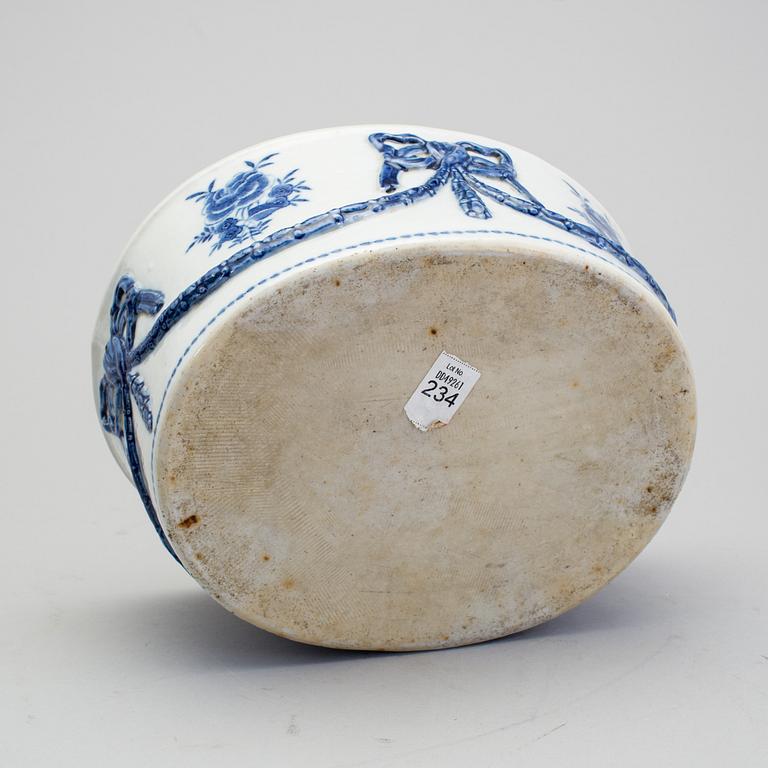 A blue and white paté dish, Qing Dynasty, Jiaqing (1796-1820).