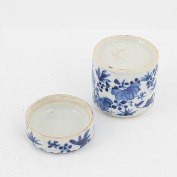 A group of Chinese Export porcelain, Qing dynasty, 18th Century and the jar with cover, late Qing dynasty.