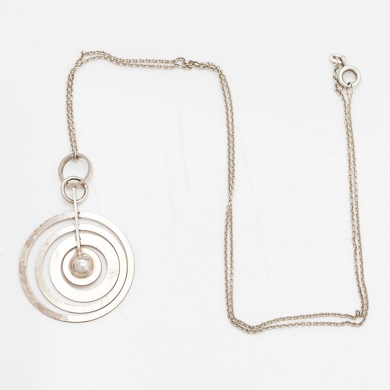 Tapio Wirkkala, Halsband "Silvermåne", sterlingsilver. Kultakeskus, Tavastehus.