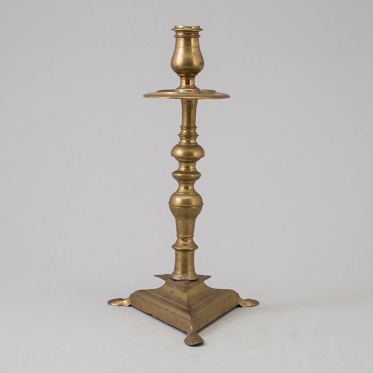 AN 18TH CENTURY BRONZE CANDLESTICK.