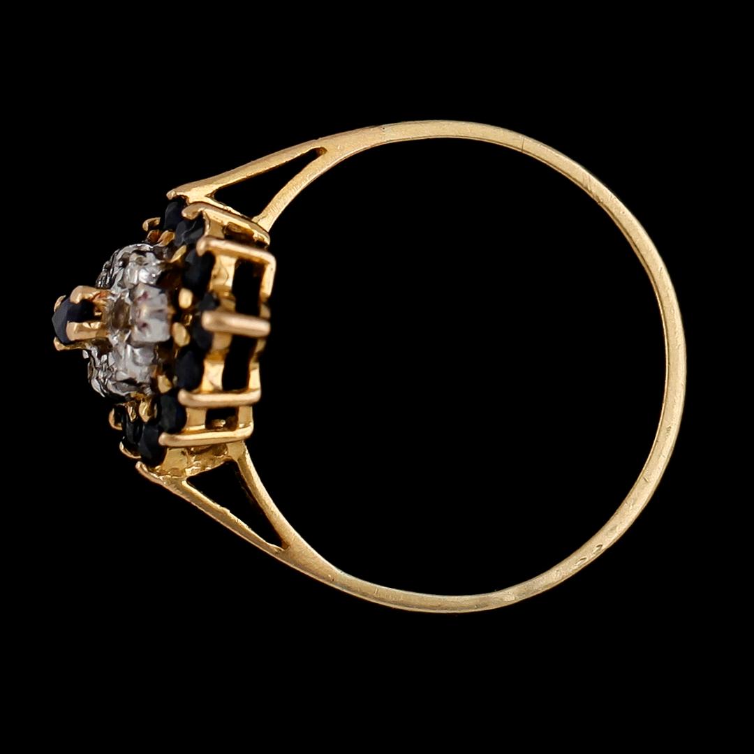 RING, 18K guld med diamanter och safirer. Total vikt ca 2,7 g.