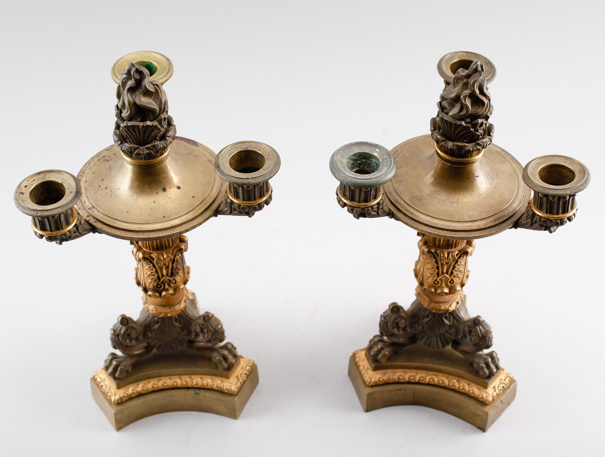 KANDELABRAR, 1 par, förgylld och patinerad brons, senempire, 1800-talets första hälft.