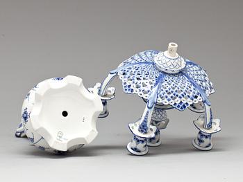 KANDELABER, porslin, "Musselmalet", Royal Copenhagen, 1964.