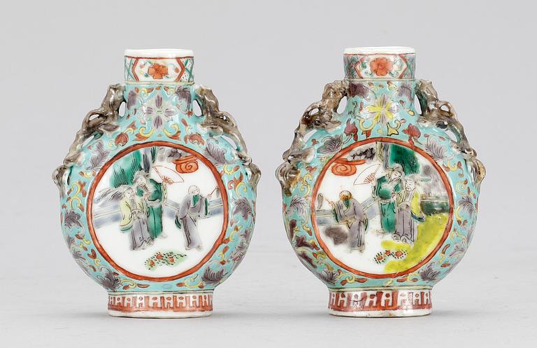 PILGRIMSKRUS, ett par, porslin, 1800-tal.