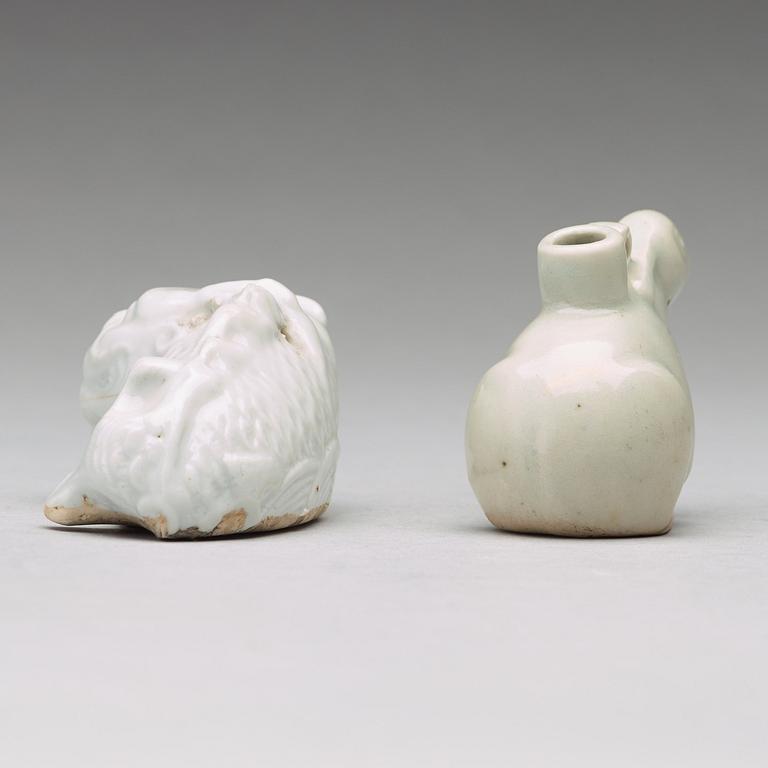 VATTENDROPPARE, två stycken, porslin. Qingdynastin (1644-1912).