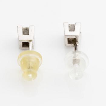 Ett par örhängen 18K guld med runda briljantslipade diamanter.