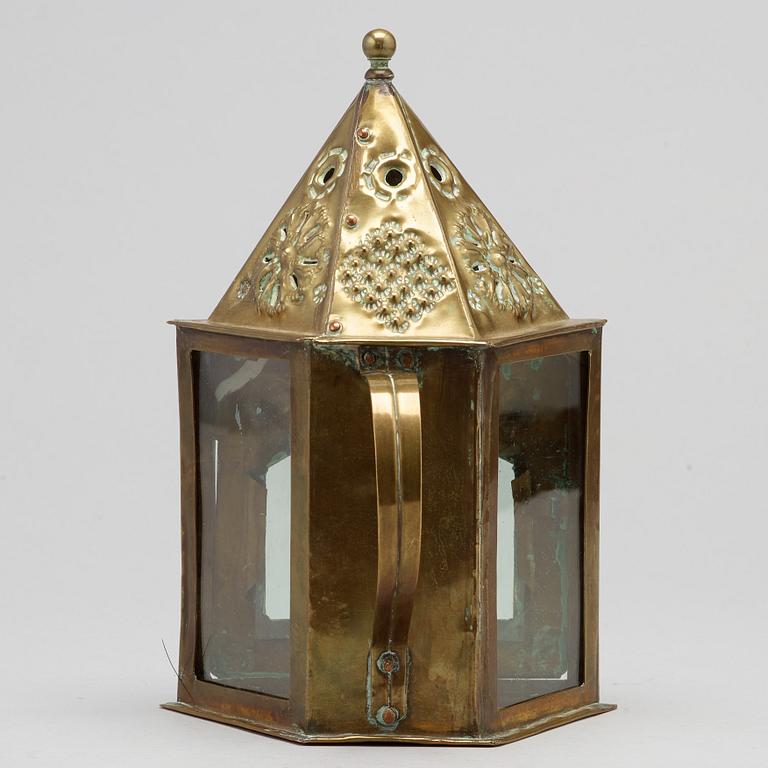 AN 18TH CENTURY BRASS HAND LANTERN.