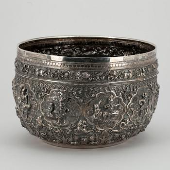 SKÅL, silver, troligen Indien. 1900-talets första hälft. Vikt 2067 g.