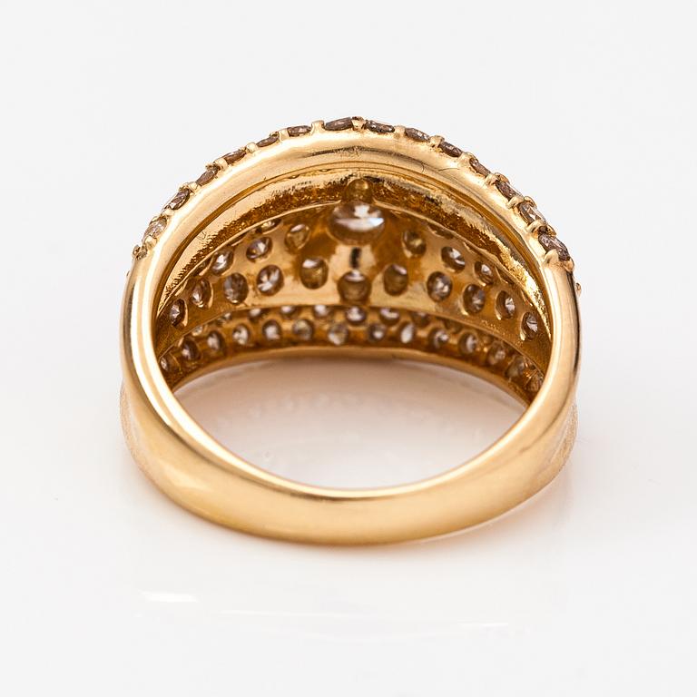 An 18K gold ring with diamonds ca. 3.00 ct in total according to certificate. AIG-certificate.