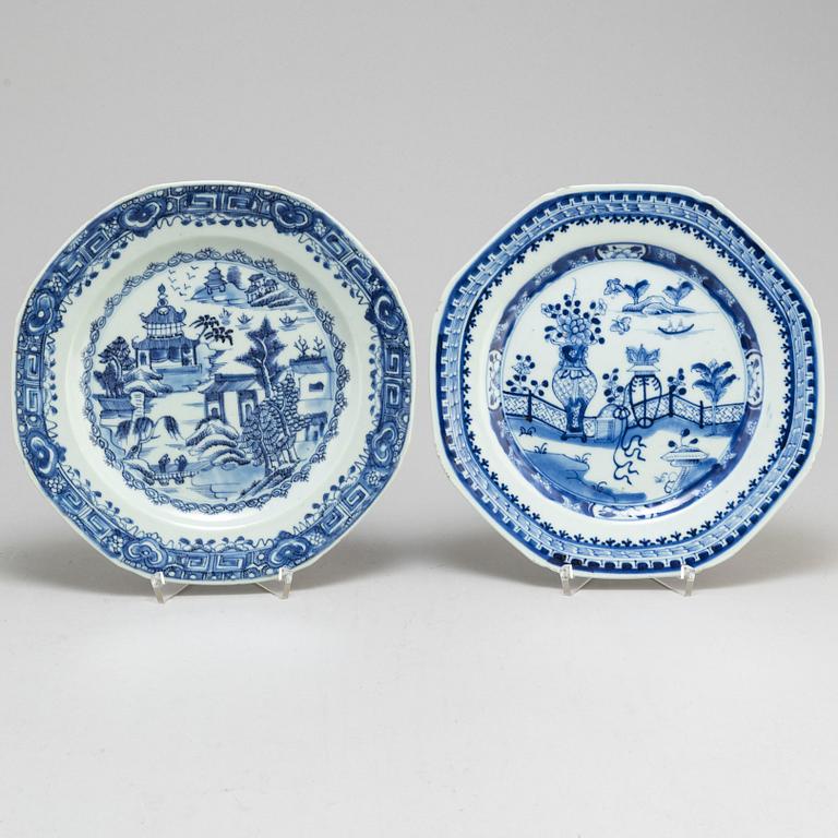 A set of 11 blue and white dinner plates, Qing dynasty, Qianlong (1736-95).