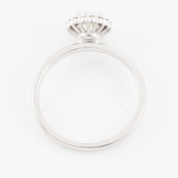 Ring in 14K gold with round brilliant-cut diamonds.