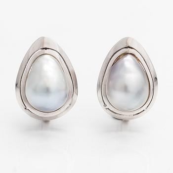 A pair of 18K white golde arrings with cultured pearls.