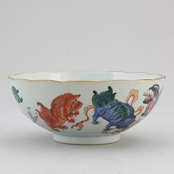 A Chinese famille rose bowl, early 20th century.