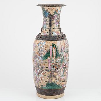 A large Chinese porcelain vase,  late Qing dynasty, around 1900.