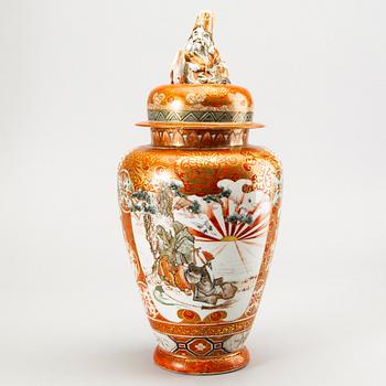 A Chinese porcelain urn around 1900.