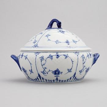 Matservis, 58 delar, porslin, "Musselmalet", Bing & Grøndahl samt Royal Copenhagen, Danmark.