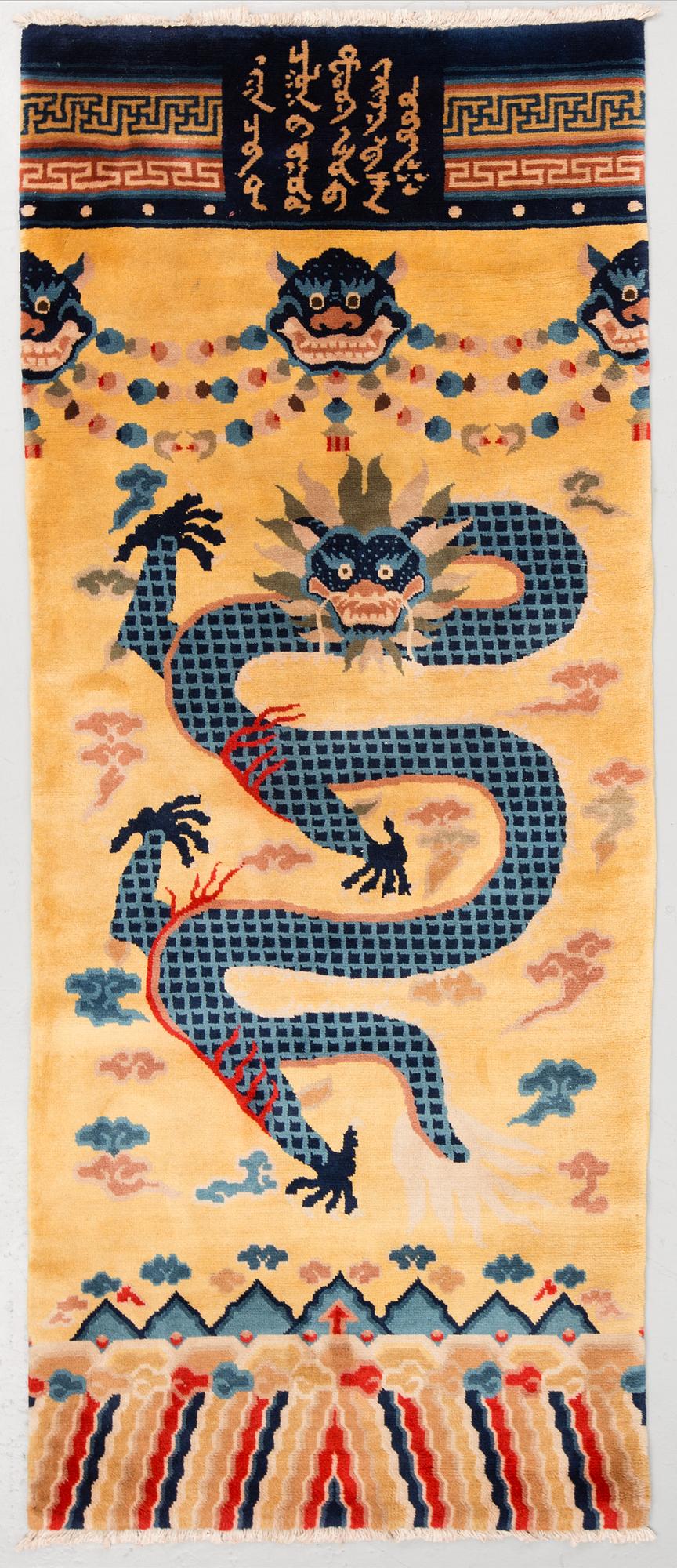 MATTA, Kina, modern tillverkning, ca 241 x 95 cm.