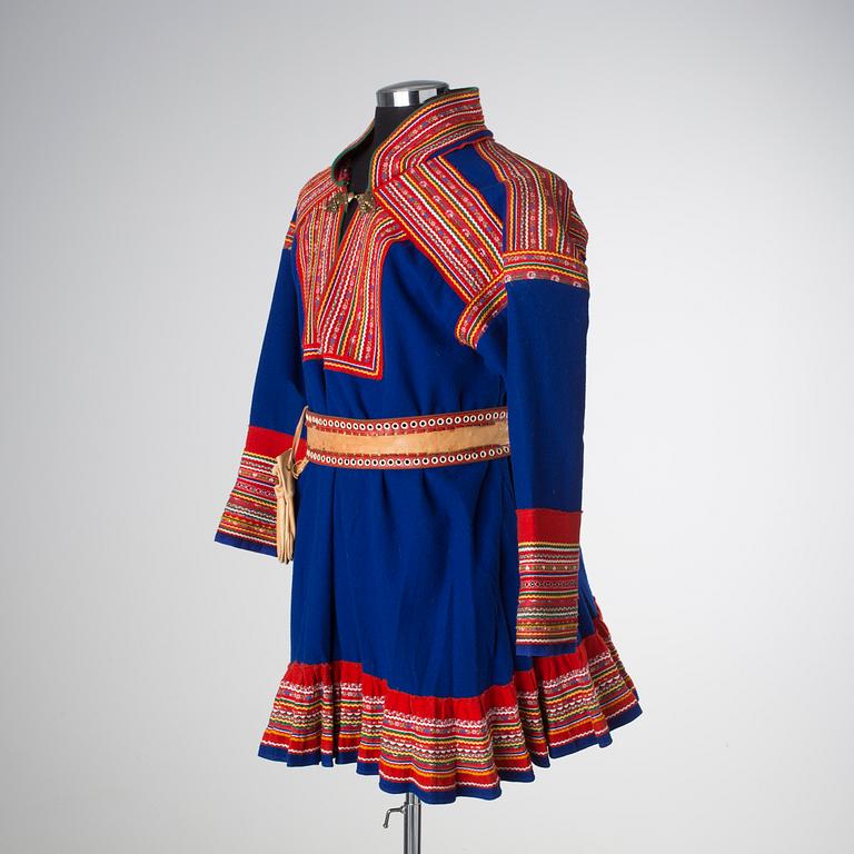 KOLT, med mössa, skärp och väska ("Bältesgehäng"), ylle och skinn. Mestadels 1900-talets första hälft.