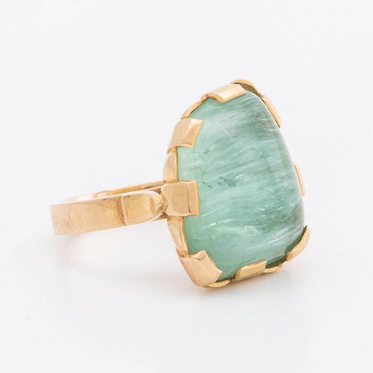 RING 18K gold w green stone probably beryl, Stockholm 1982.
