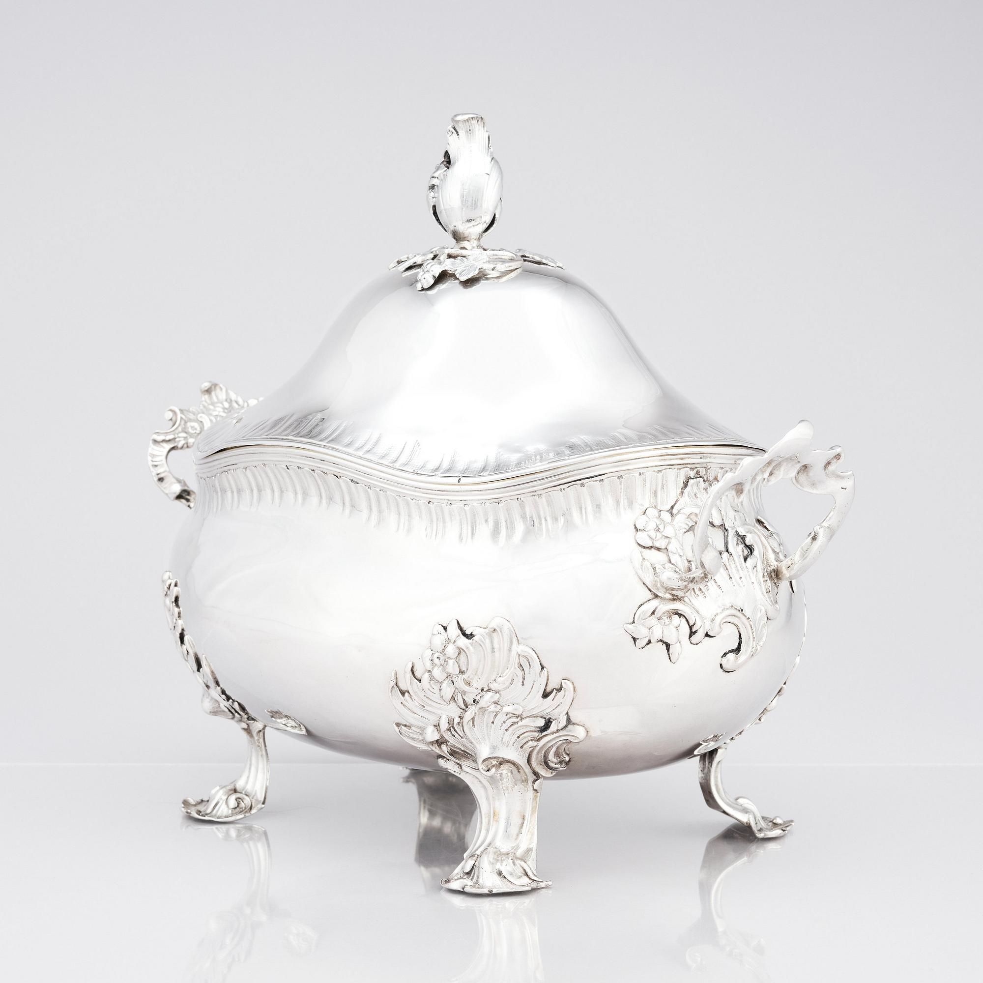 Daniel Lundgren, terrin med lock, silver (verksam Reval 1771-83). Rokoko.