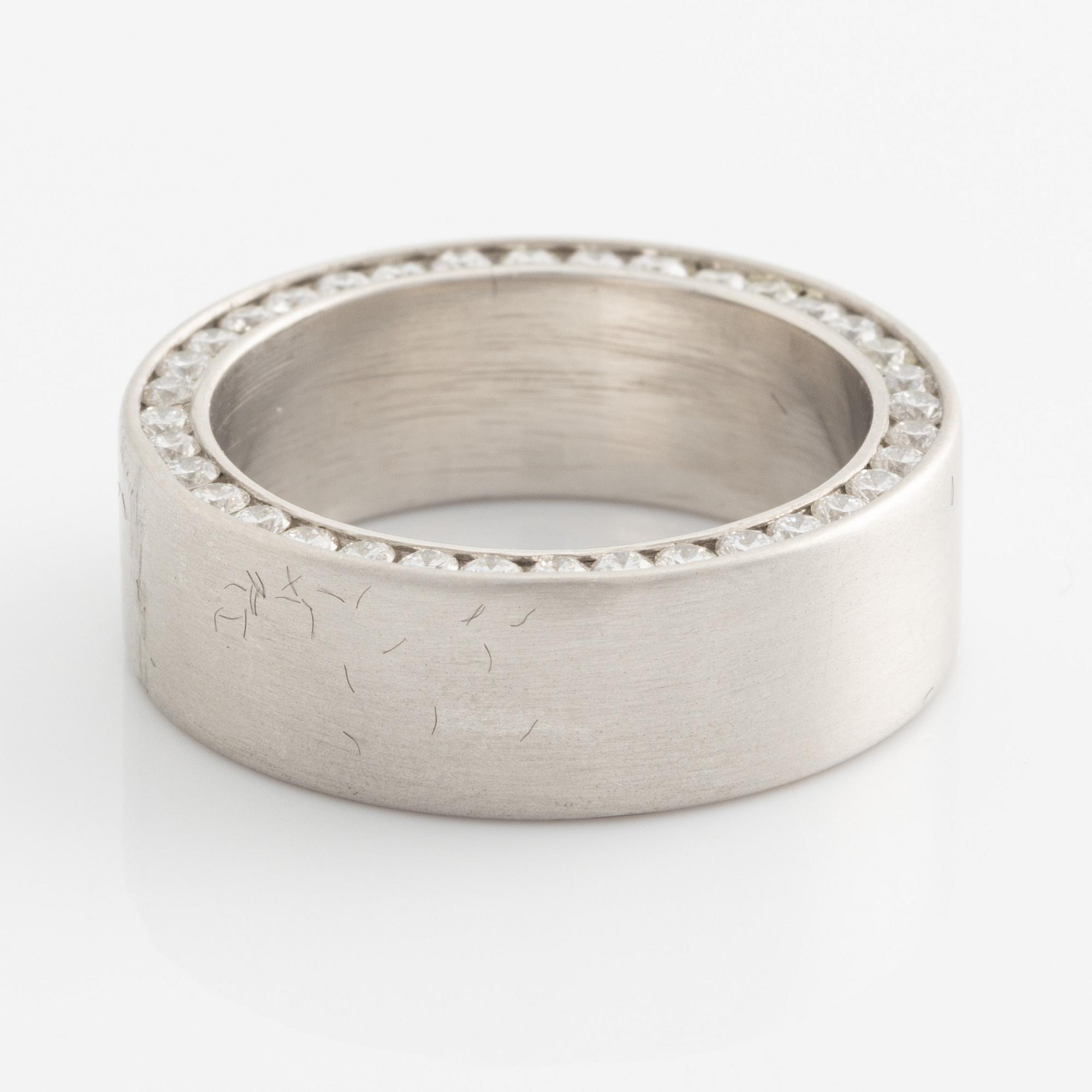 Ring platina med runda briljantslipade diamanter.