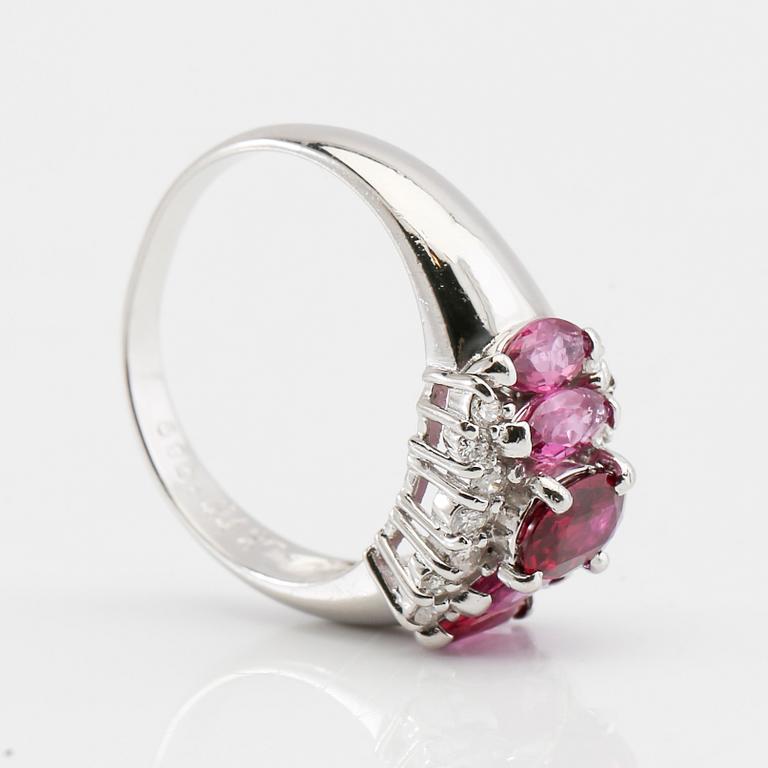 Ring 850 platina med navettslipade rosa safirer och runda briljantslipade diamanter.