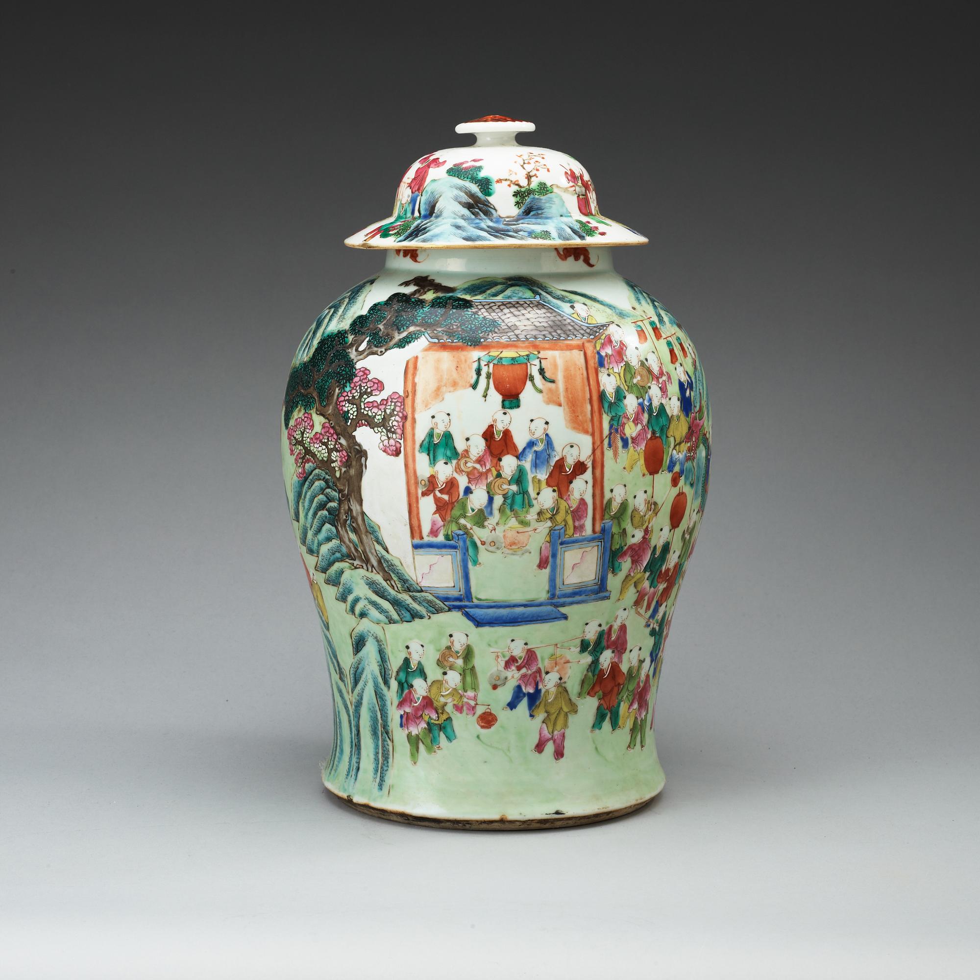 A famille rose jar, Qing dynasty, 19th Century.