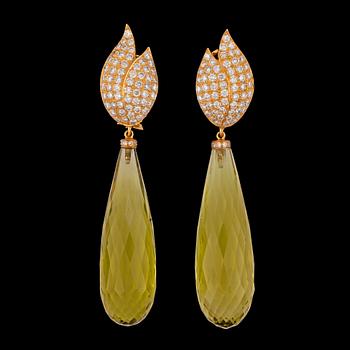 702. A pair of briolette cut lime quartz, 55.92 cts, and brilliant cut diamond earrings, tot. 1.68 cts.