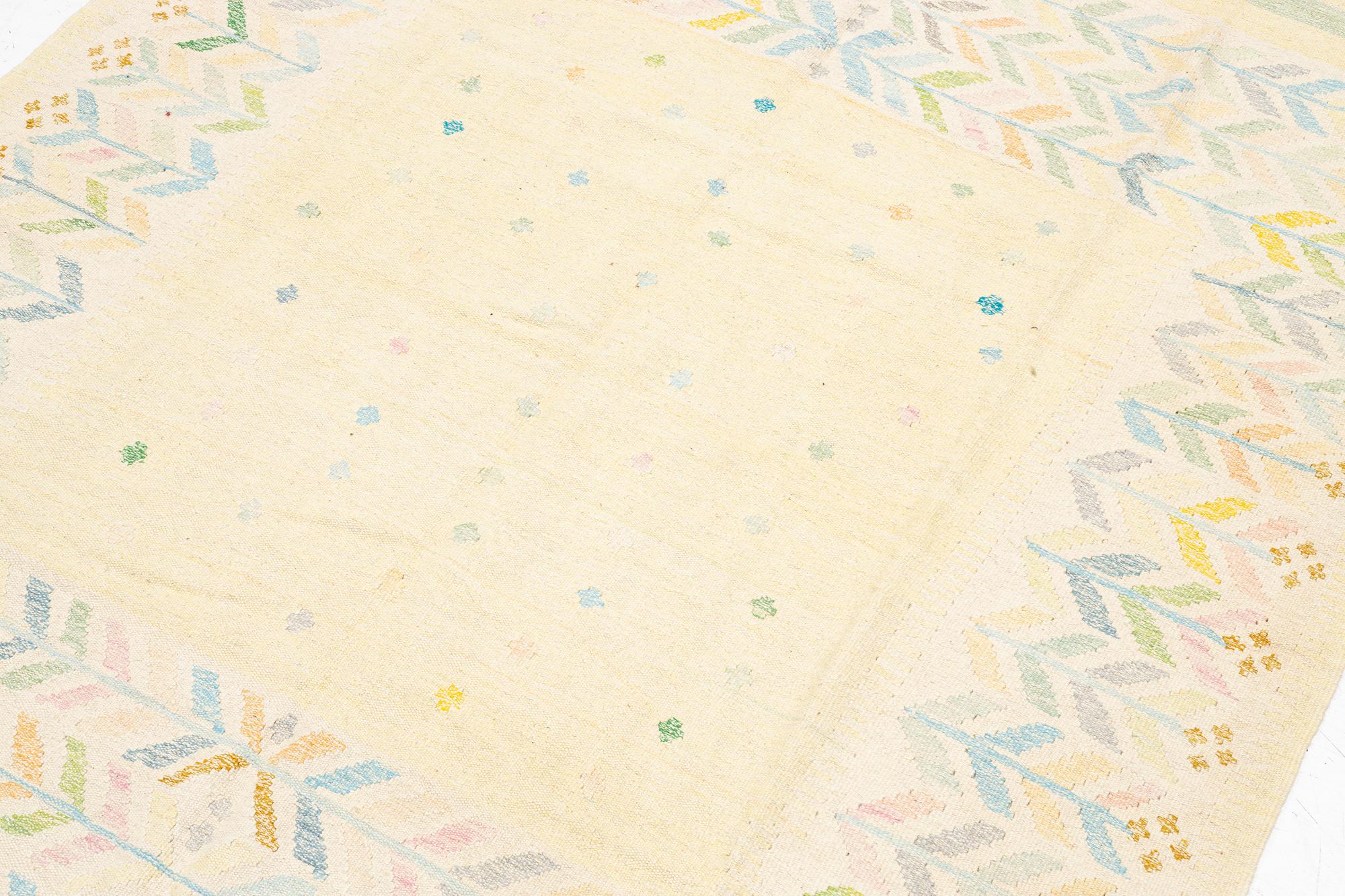 A Kelim carpet, c. 258 x 192 cm.