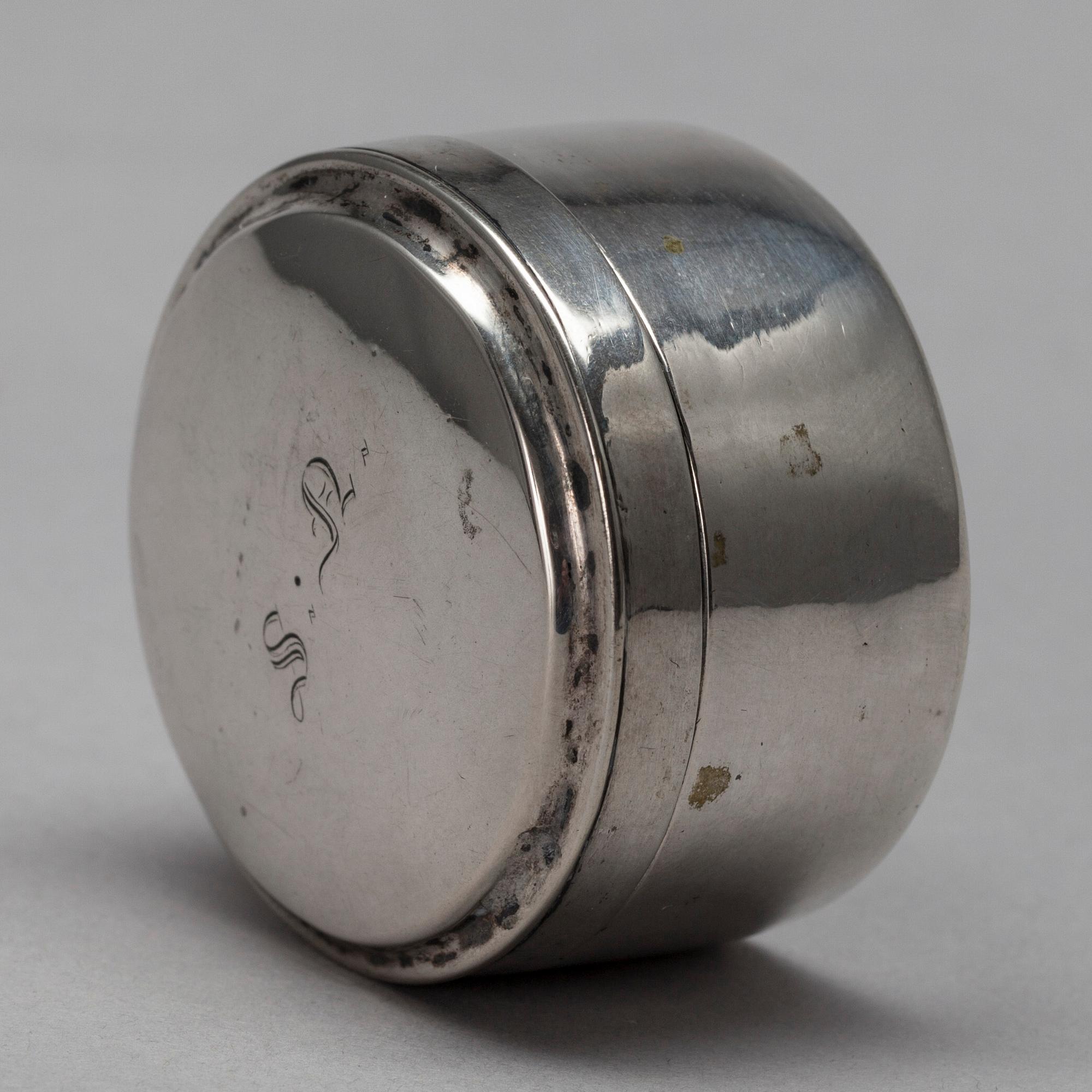 DOSA, silver, Gustaf Lindroos (1827-1839), Helsingfors. Vikt 22,6 g.