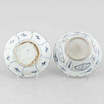 A blue and white porcelain bowl and a dish, Ming dynasty, Wanli (1572-1620).