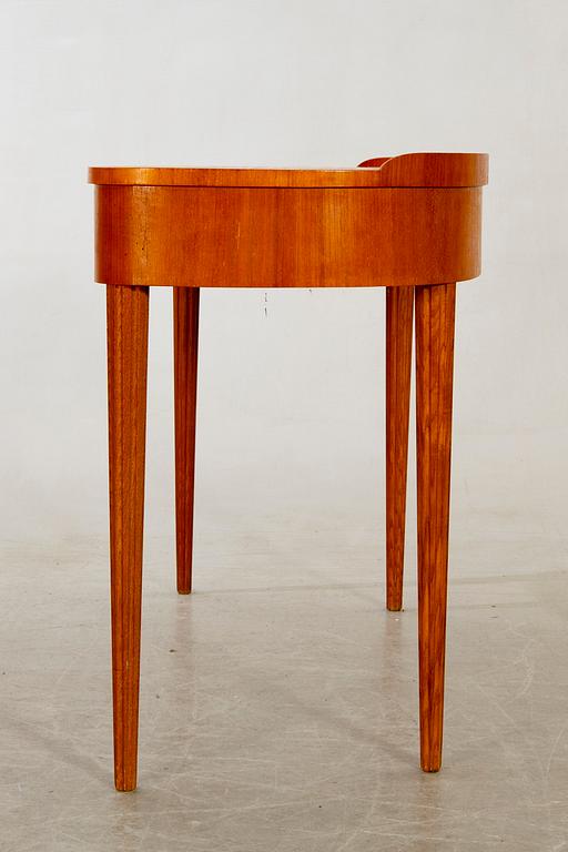 A dressing table mid 1900s.