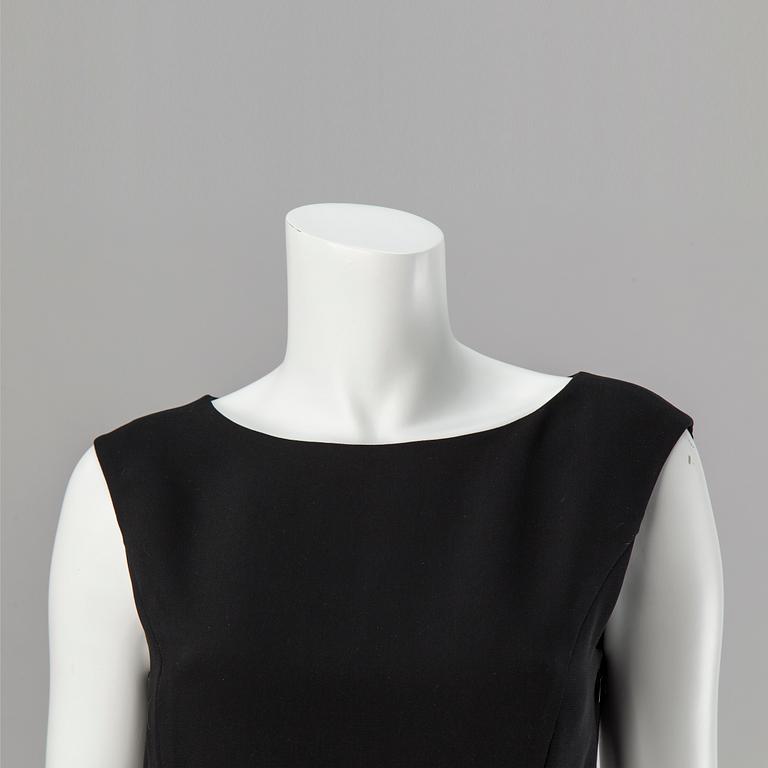 A black dress by Philosophy di Alberta Ferretti.