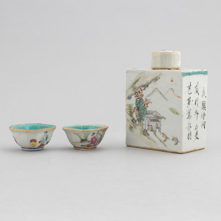 A Chinese porcelain tea caddy and a pair of salt cellars, first half of the 20th Century.