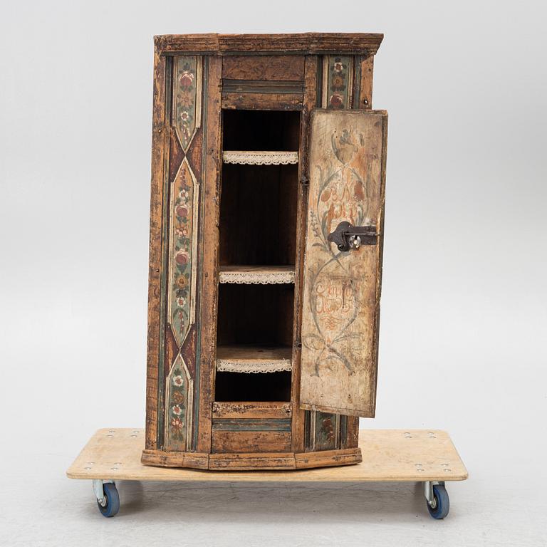 Hörnskåp, allmoge, västsvenskt, daterat 1795.