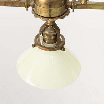 Taklampa, så kallad biljardlampa, jugend, tidigt 1900-tal.