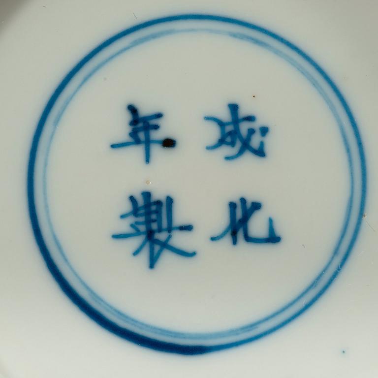 A small blue and white tray decorated with figures in a garden, Qing Dynasty, Kangxi (1662-1722).