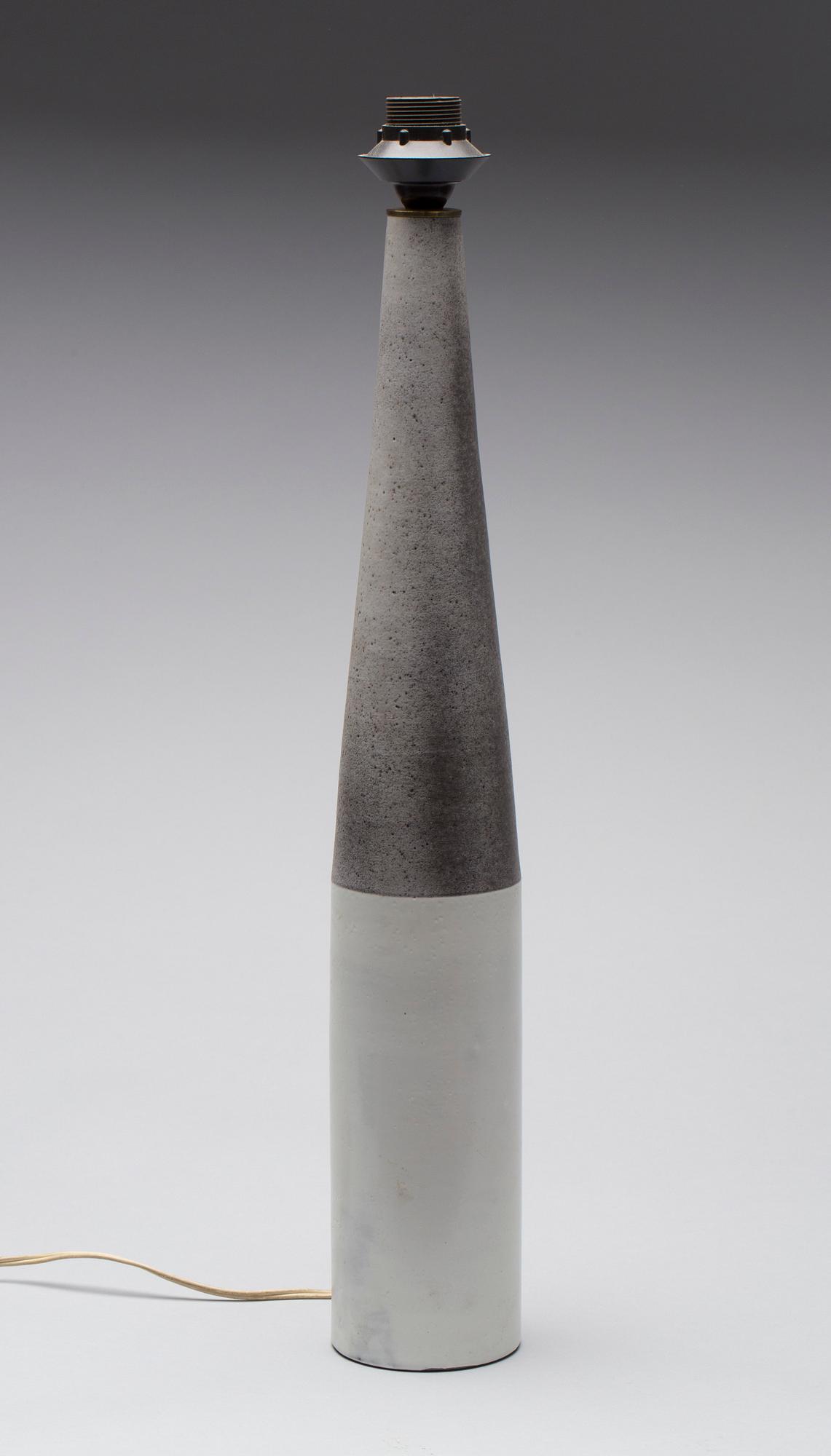 GOLVLAMPA/VAS, stengods, "Pylon", Ingrid Atterberg, Upsala-Ekeby. 1950-tal.