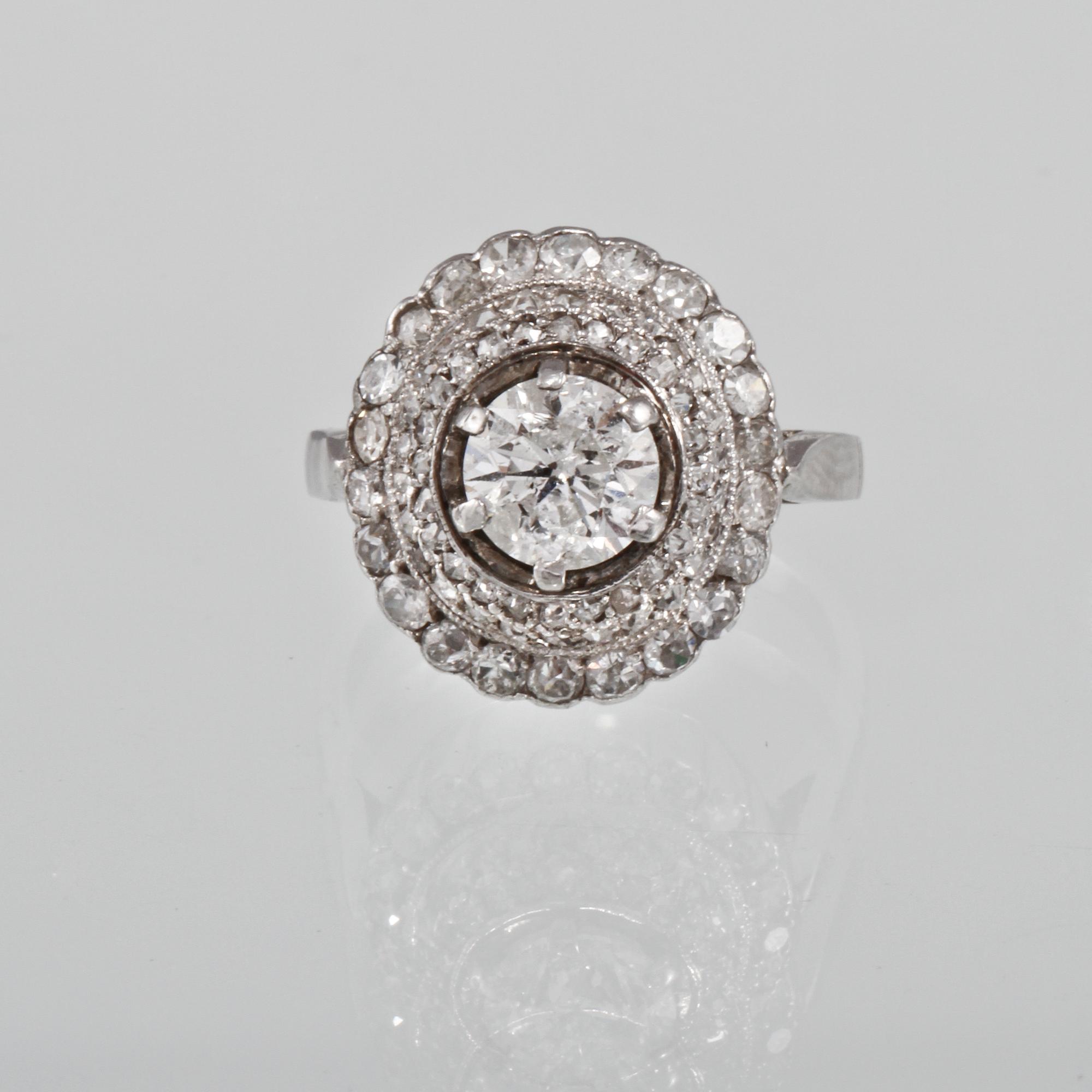 RING, 18K vitguld med fasetttslipade diamanter ca 1.50 ct samt briljantslipad diamant ca 1.35 ct. Vikt 6,7 gram.