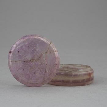 ASK med LOCK, troligen färgad alabaster. Kina, tidigt 1900-tal.