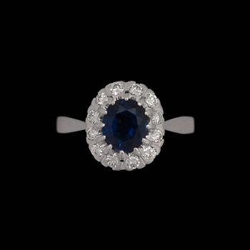 RING, 18k vitguld med fasettslipad blå safir, 1.23 ct, och briljantslipade diamanter, 0.42 ct, Uppsala, 1976. Vikt 5 g.